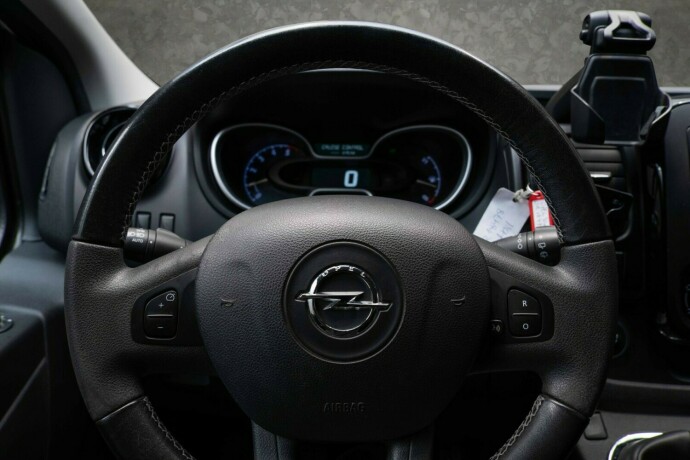 opel-vivaro-diesel-2017-big-13