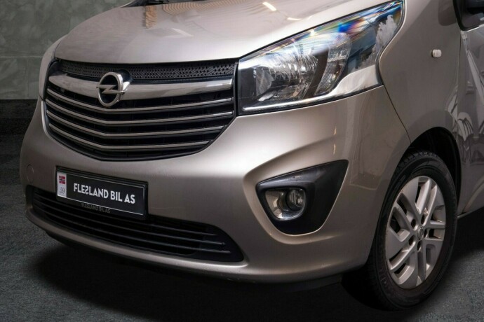 opel-vivaro-diesel-2017-big-2