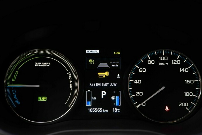 mitsubishi-outlander-elektrisitetbensin-2016-big-13