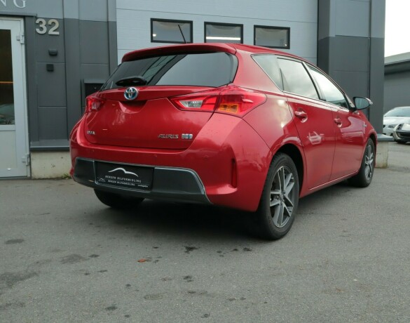 toyota-auris-elektrisitetbensin-2015-big-3