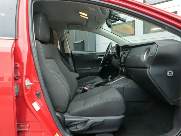 toyota-auris-elektrisitetbensin-2015-big-10