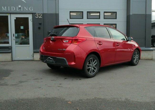 toyota-auris-elektrisitetbensin-2015-big-1