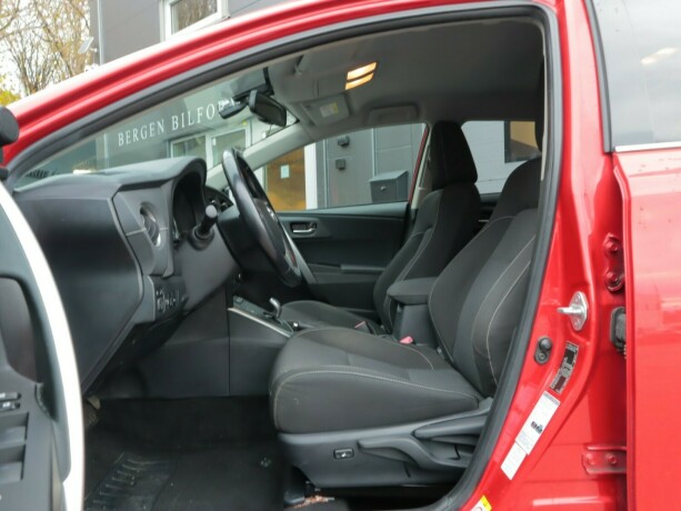 toyota-auris-elektrisitetbensin-2015-big-6