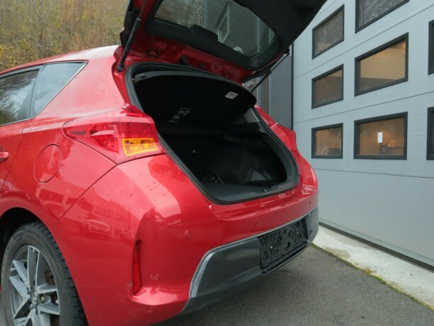 toyota-auris-elektrisitetbensin-2015-big-18