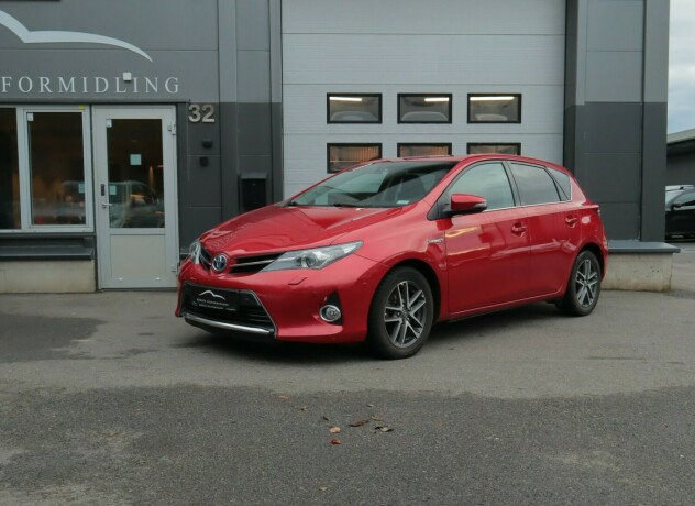 toyota-auris-elektrisitetbensin-2015-big-0