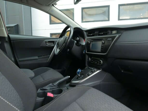 toyota-auris-elektrisitetbensin-2015-big-11
