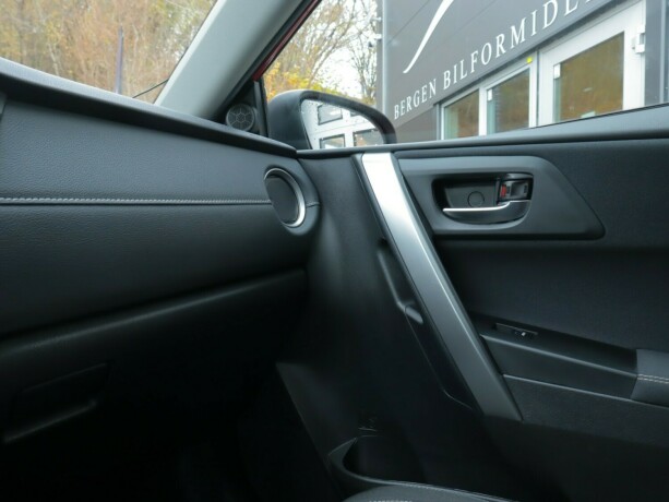 toyota-auris-elektrisitetbensin-2015-big-14