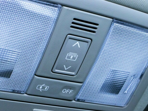 toyota-avensis-bensin-2012-big-44