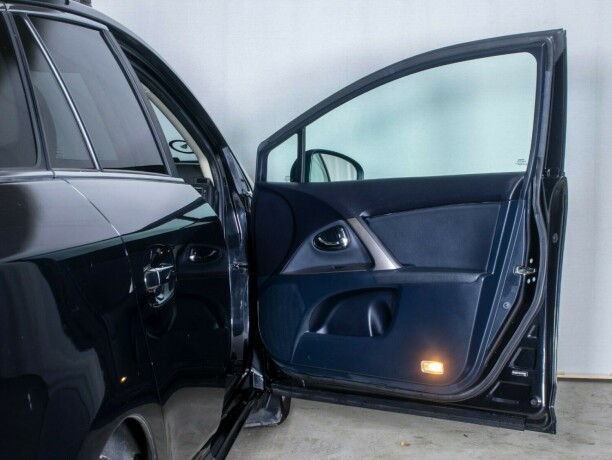 toyota-avensis-bensin-2012-big-15