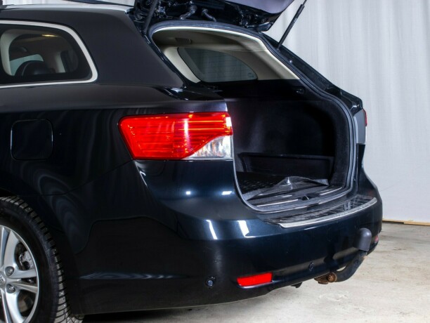 toyota-avensis-bensin-2012-big-11