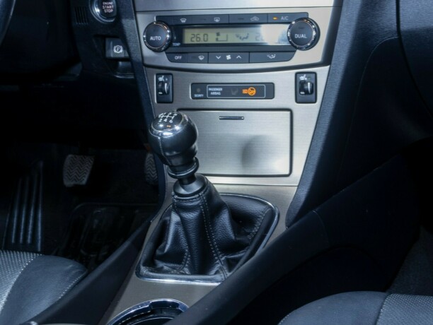 toyota-avensis-bensin-2012-big-21