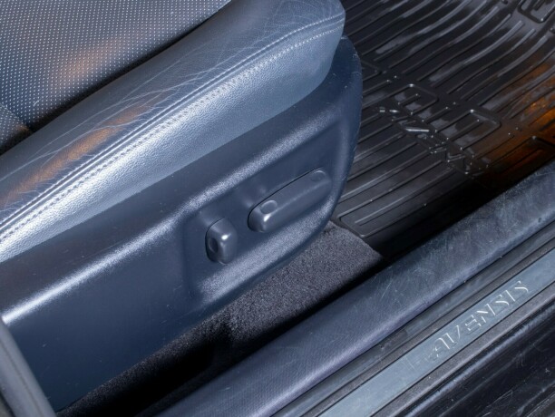 toyota-avensis-bensin-2012-big-17