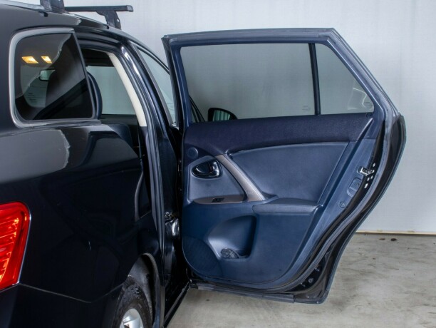 toyota-avensis-bensin-2012-big-16