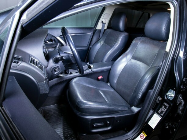 toyota-avensis-bensin-2012-big-51