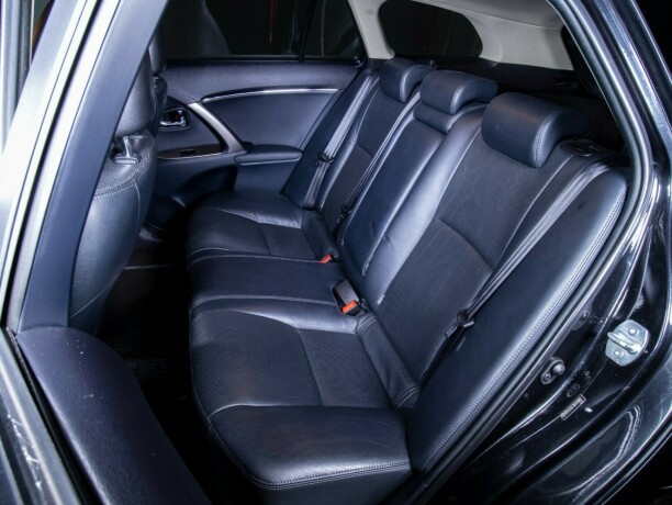 toyota-avensis-bensin-2012-big-52