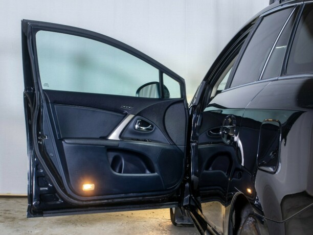 toyota-avensis-bensin-2012-big-23