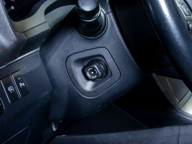 toyota-avensis-bensin-2012-big-26