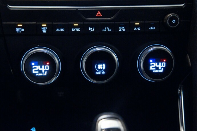 jaguar-e-pace-diesel-2018-big-15