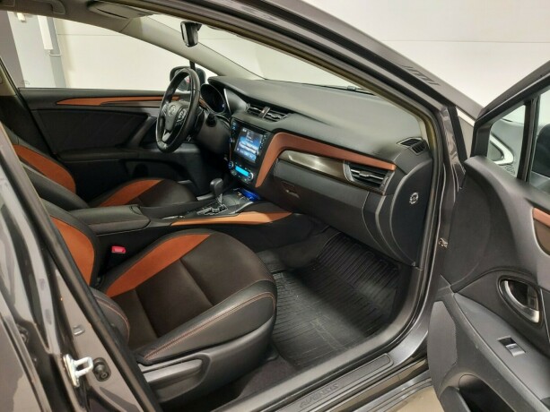 toyota-avensis-bensin-2015-big-26