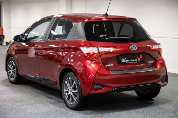 toyota-yaris-elektrisitetbensin-2019-big-1