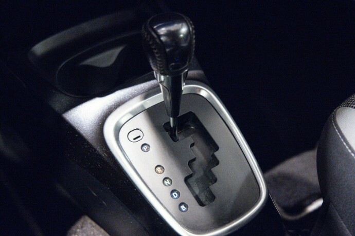 toyota-yaris-elektrisitetbensin-2019-big-17