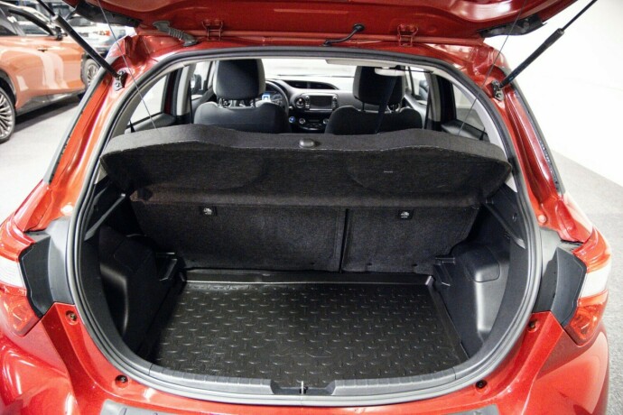 toyota-yaris-elektrisitetbensin-2019-big-7