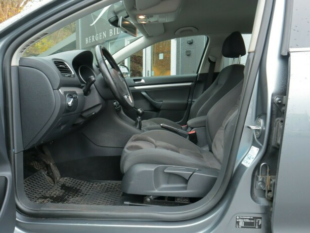 volkswagen-golf-bensin-2010-big-4