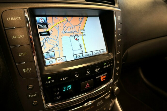 lexus-is-bensin-2010-big-17