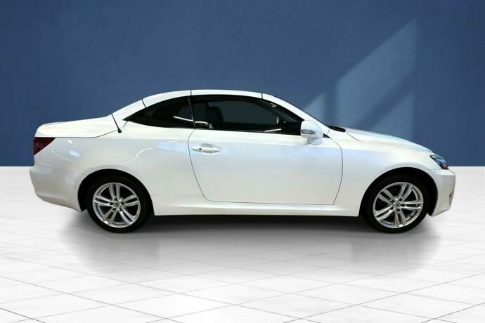 lexus-is-bensin-2010-big-3