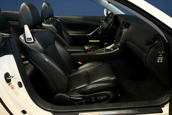 lexus-is-bensin-2010-big-12