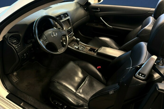 lexus-is-bensin-2010-big-9