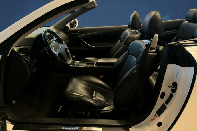 lexus-is-bensin-2010-big-10