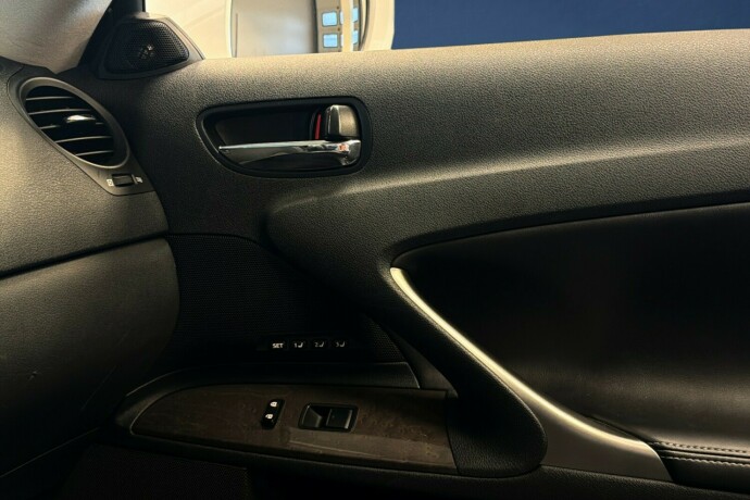 lexus-is-bensin-2010-big-18