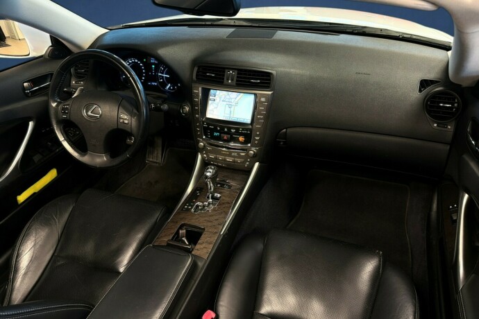 lexus-is-bensin-2010-big-14