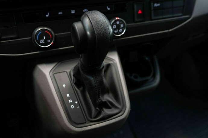 volkswagen-transporter-diesel-2021-big-23