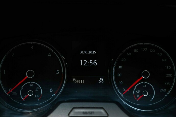 volkswagen-transporter-diesel-2021-big-18