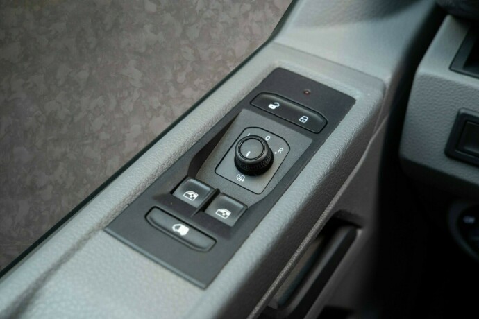 volkswagen-transporter-diesel-2021-big-27