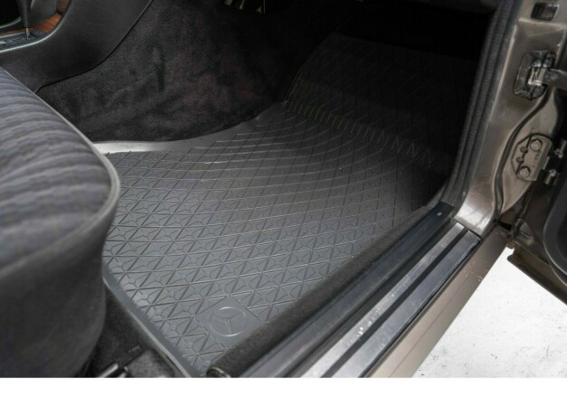 mercedes-benz-e-klasse-bensin-1991-big-45