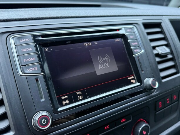 volkswagen-transporter-diesel-2017-big-18