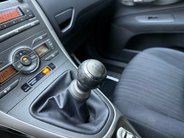 toyota-auris-diesel-2007-big-18