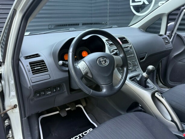 toyota-auris-diesel-2007-big-10