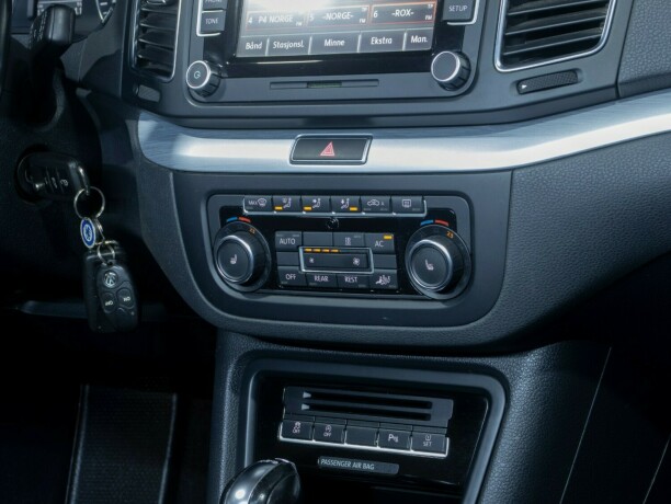 volkswagen-sharan-diesel-2011-big-20