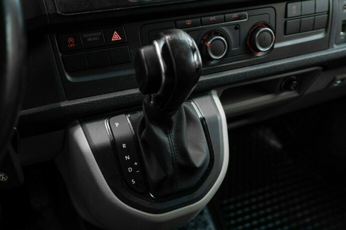 volkswagen-transporter-diesel-2017-big-14