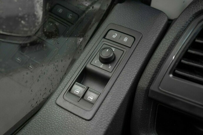 volkswagen-transporter-diesel-2017-big-17