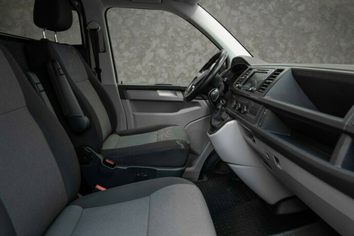 volkswagen-transporter-diesel-2017-big-23