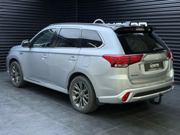 mitsubishi-outlander-elektrisitetbensin-2017-big-1