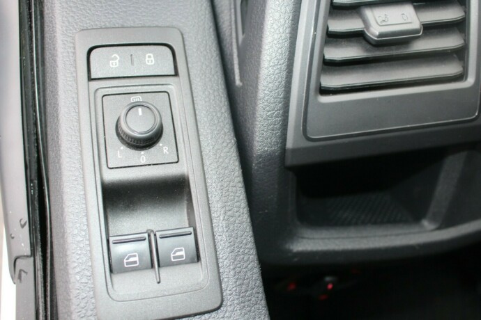 volkswagen-transporter-diesel-2018-big-10