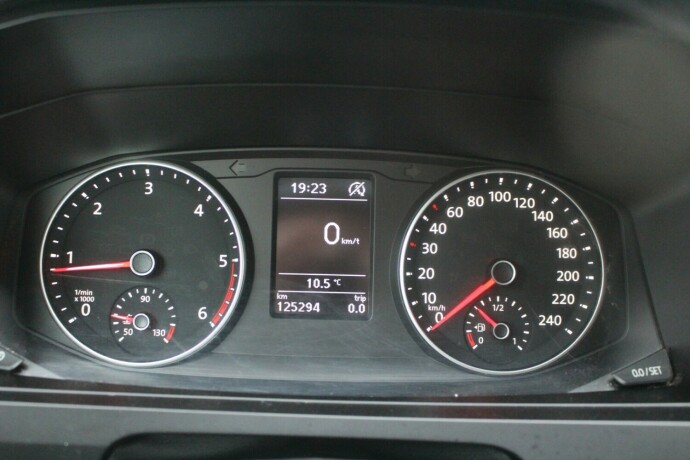 volkswagen-transporter-diesel-2018-big-11