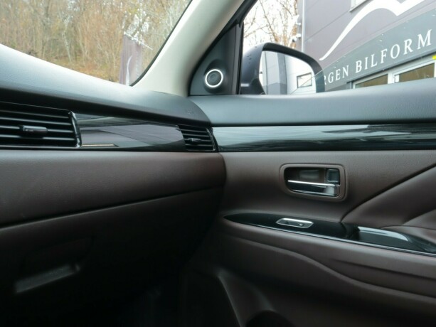 mitsubishi-outlander-elektrisitetbensin-2016-big-15