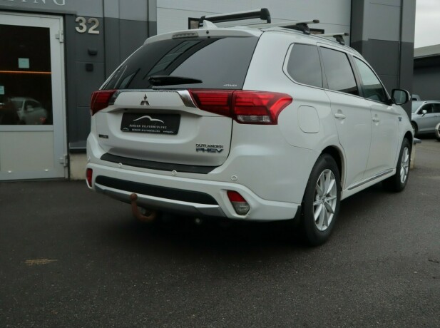 mitsubishi-outlander-elektrisitetbensin-2016-big-3